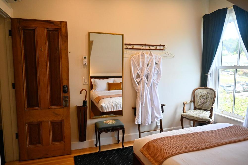 Deluxe Queen Room interior